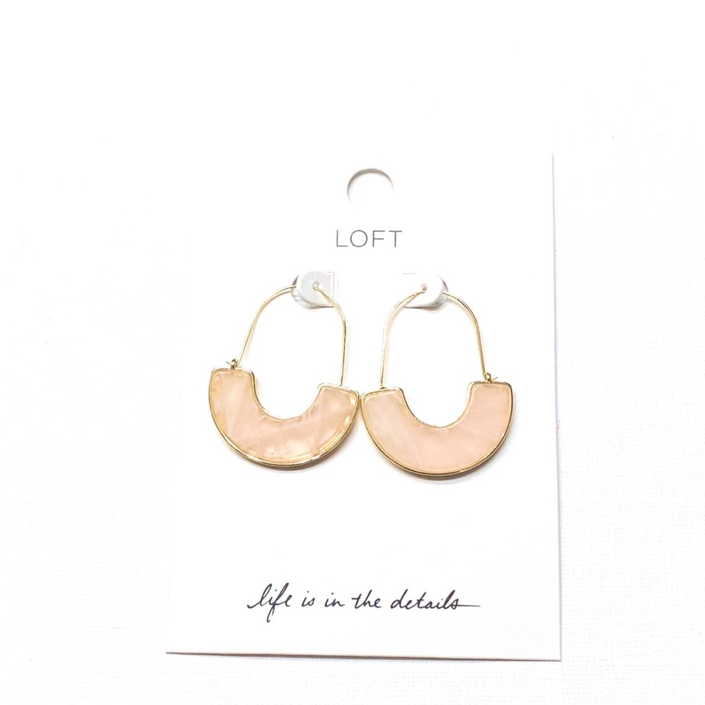🍒3/$30 NWT Loft Pink Marbled Crescent Earrings - Picture 2 of 3